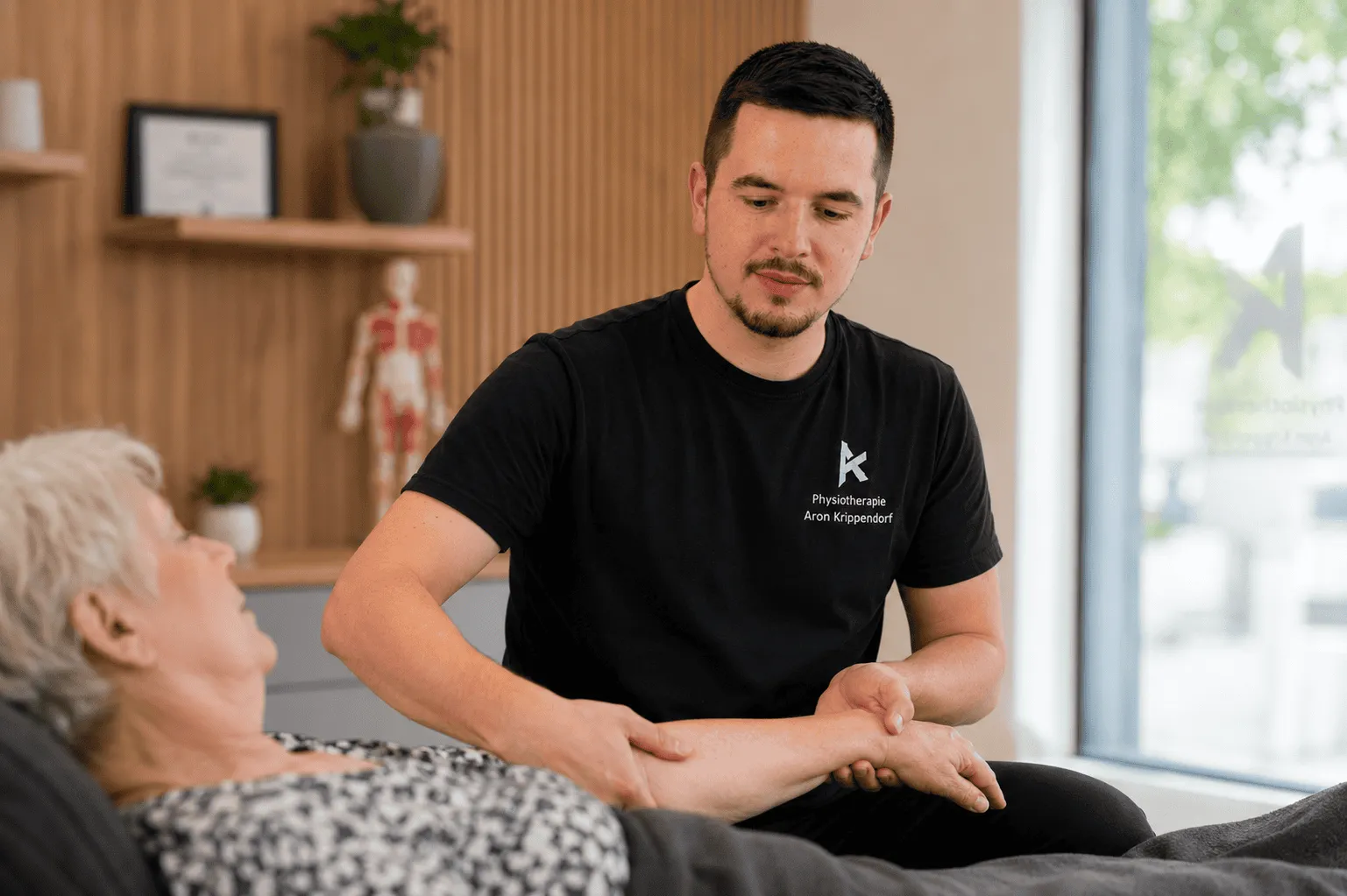 Therapeut der Praxis bei der Behandlung